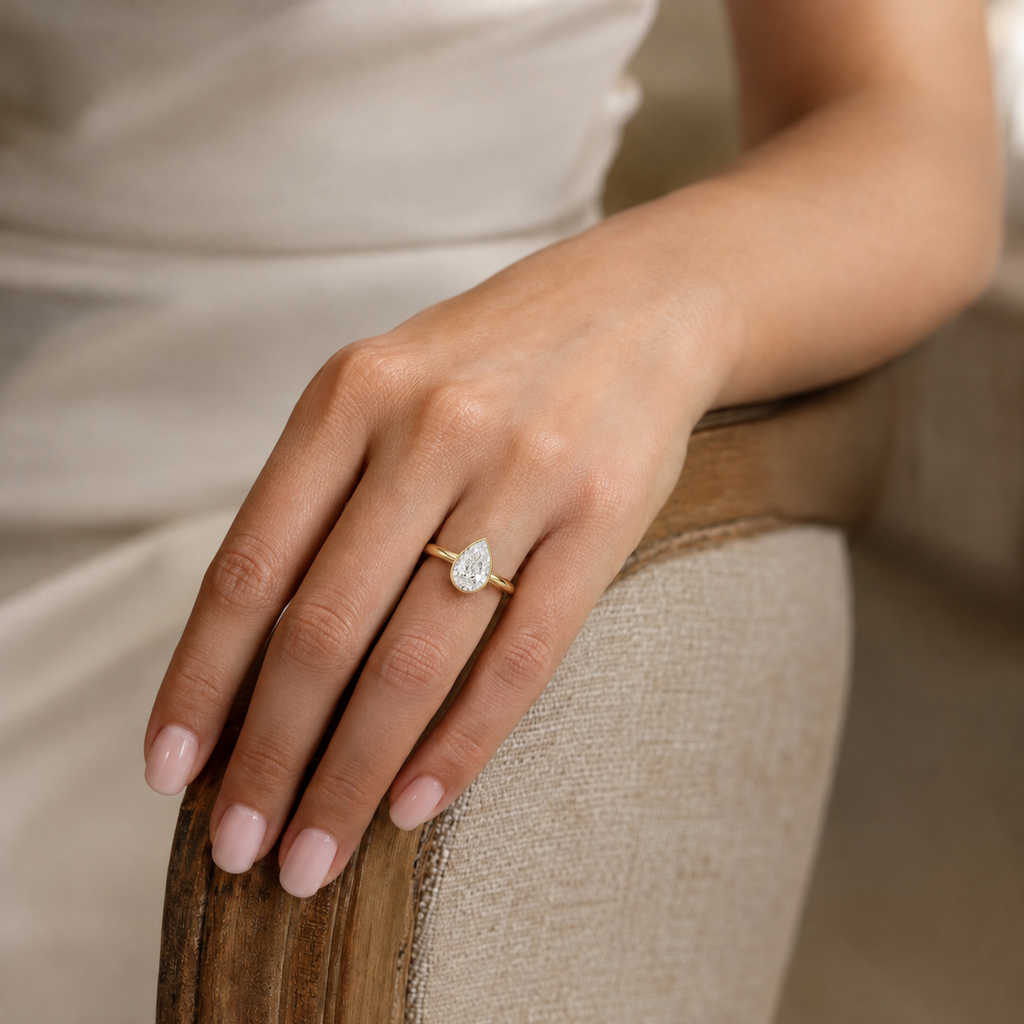Solenne - Pear - Yellow Gold - Plain