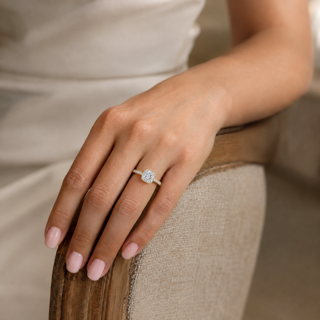 Solenne - Cushion - Yellow Gold - Channel